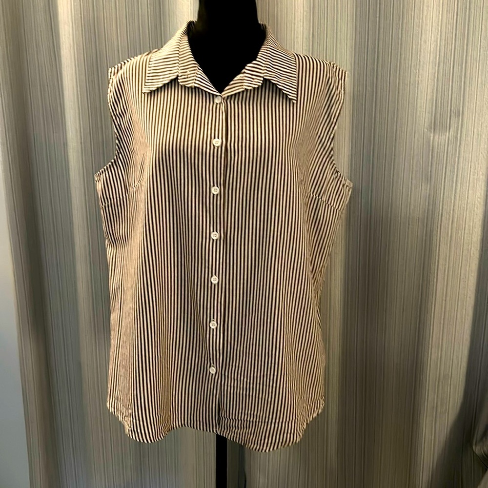 Size XXL gray and white pinstriped waveless blouse. New without tags, unused.